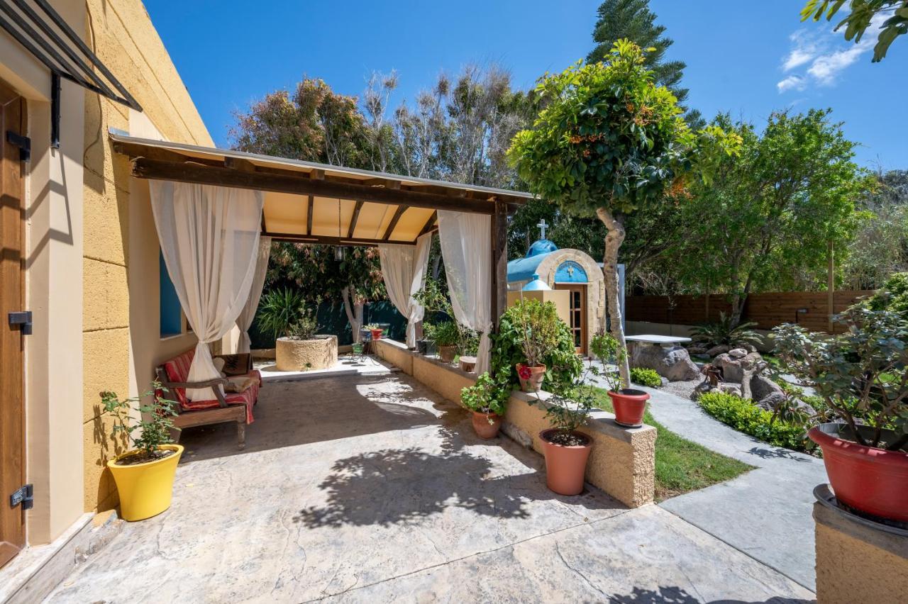 Selana House With Outdoor Pool